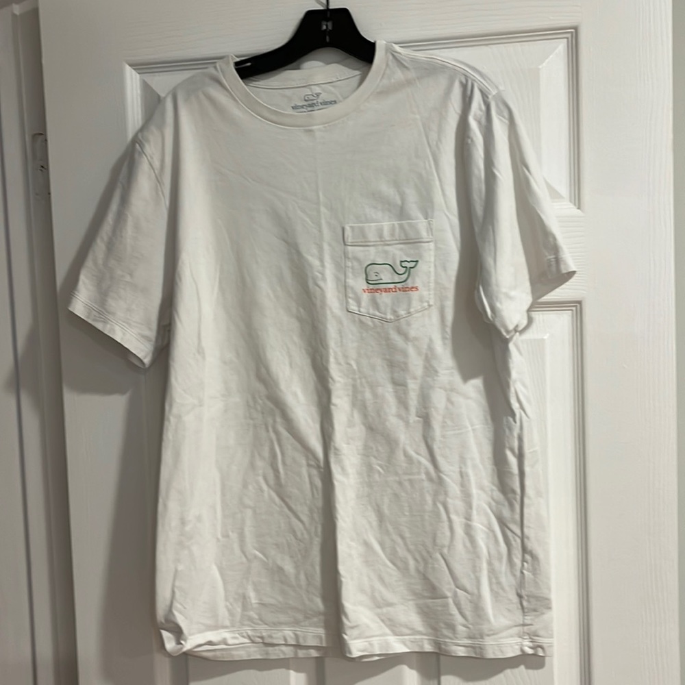 Short sleeve tee by Vineyard Vines.  Men size M